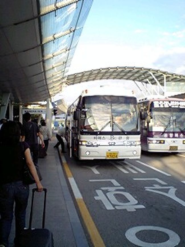 飛行機の中で飲みすぎたため、イミグレーションに行く前サーモグラフイでチェックしていた所で、<br /><br />私だけ呼びとめられ、体大丈夫、お酒飲みましたかなんて、<br />検疫というか検査されてしまいました。<br /><br />飲みすぎに注意<br /><br />仁川（インチョン）空港到着<br />迎えのバスを待っています。