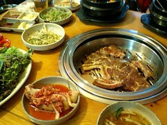 PM８：３０頃ホテル着<br /><br />ｿｳﾙﾀﾜｰに行くつもりでしたが、土、日曜日は混んでいて今からは無理と言われ、<br />荷物を置いて、すぐ目的の焼き肉を食べに行く。<br /><br />ホテルをでて、口コミにあった所へ。<br />すごい混んでる。どうするのかわからず、<br />とりあえず店内へ英語も通じない、韓国語のみそれにメニューがないので注文もわからないが、カルビー、ビビンバで通じた。<br /><br />大学生ぐらいの男の子が気が利いている。<br />言葉は通じないが、こちらの欲しいものをｼﾞｪｽﾁｬｰで理解し、間違いなくもってきてれる。<br />カルビー3人前、ビビンバ2人前、ビール5本オレンジジュース1本で約４０００円でした。