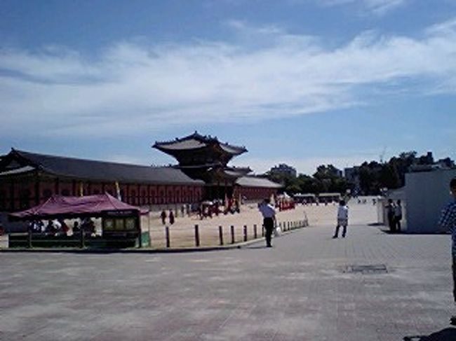 景福宮。<br />9時前に到着ちょっと早かった。<br />日本語ガイド（無料）１０：００からだったので、<br />待っているのも長いので、自分たちで見学