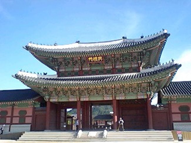 早く到着しすぎて、掃除をしておりました。<br /><br />観光客は、誰もおりません。<br /><br />何か食べようかと思いましたが、周りに何もありません。