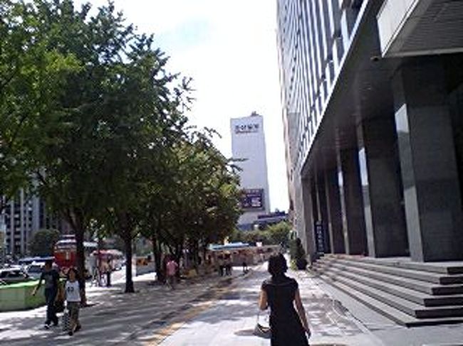 景福宮から明洞へ徒歩で移動の途中。<br /><br />小腹がすいたと息子が言うので、KFCで軽食