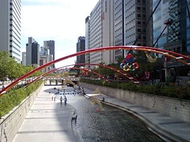 清渓川で一休み。<br /><br />夜はきれいなんだろうと思いました。