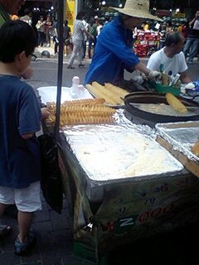 ポテトチップのつながった食べ物。（１コ２０００W）<br />簡単な道具で、ジャガイモを刺して、包丁のようなものをあて、手でまわして切る。<br /><br />それを揚げて出来上がり。おやつになかなか