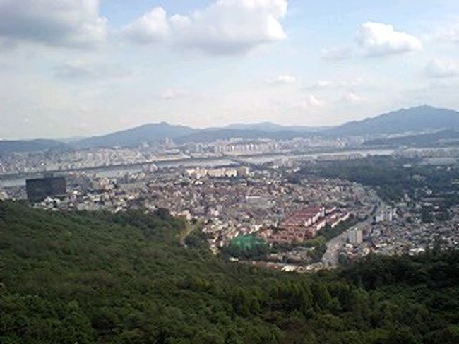 ソウルタワーへ<br />タクシーで行く。降りてから２〜３００ｍぐらい<br />急坂の上り、それでなくても歩いているので、息がきれる。足が棒。<br /><br />人がおおくタワーは、あきらめケーブルカーで降りることに。