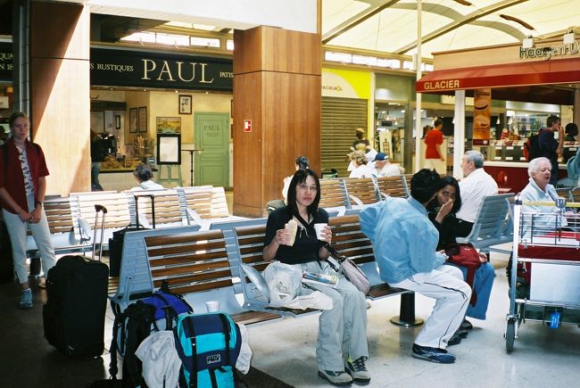 ツール・ド・モンブランを終え、シャモニから移動。途中、乗り換えのリヨン駅で昼食です。<br />