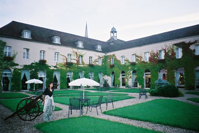 中世の修道院を改築したホテルを見つけ、泊まることにしました。<br />