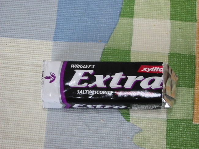 昼食後はホテルに戻って荷物をとり、空港へ戻りました。<br /><br />おまけにスウェーデンで買ったものをいくつか。<br />これはガム。Extraのガムはイギリスにもありますが、これはなんと、Licorice味！　日本語で甘草かな？<br />（http://ja.wikipedia.org/wiki/%E3%82%B5%E3%83%AB%E3%83%9F%E3%82%A2%E3%83%83%E3%82%AD#.E3.82.B5.E3.83.AB.E3.83.9F.E3.82.A2.E3.83.83.E3.82.AD）<br /><br />すさまじい味がします。ぜひ北欧に行ったら食べてみてください。<br /><br />どうやら北欧の人はこのLicorice　味が大好きなようで、本当にいろんな種類のLicorice味のお菓子がありました。<br /><br />たまに日本人にもこの味にはまってしまう人がいますが、すごい味ですよ、ほんとに。いちど食べてみてください。