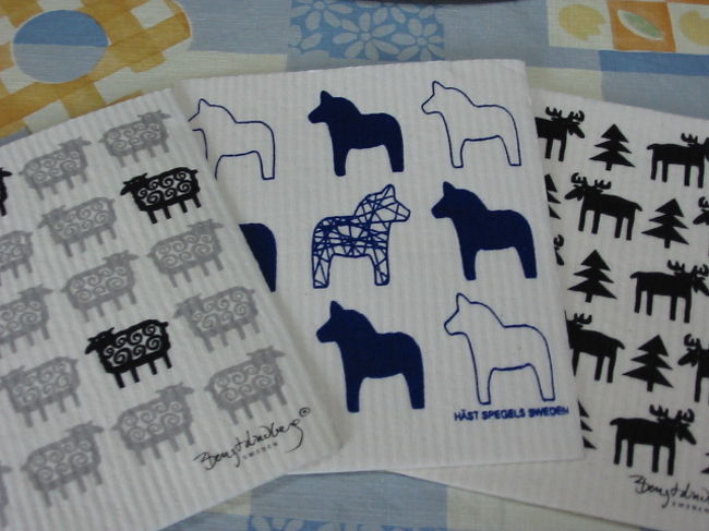 スウェーデンにはかわいい雑貨がたくさんありました。特に有名な布製品はかわいかったです。ニットも。でもやはり高かった！　高くていいものを買う、そういう国なんでしょうね。<br /><br />これはスウェーデンのいたるところに売られていたDishcroth.スウェーデンの人はこんなスポンジでお皿を洗っているのかな。<br /><br />安いような気がして買ってしまいましたが、4枚で100クローネ、つまりは一枚が400円以上！？　<br /><br />冷静になって考えると高いですよね。でも、他のものがみんな高かったので、安いような気がしたんです・・・<br /><br />ストックホルム、想像よりずっとよかったです。お薦めです。今度はぜひ、真冬に行って見たいです。（完）