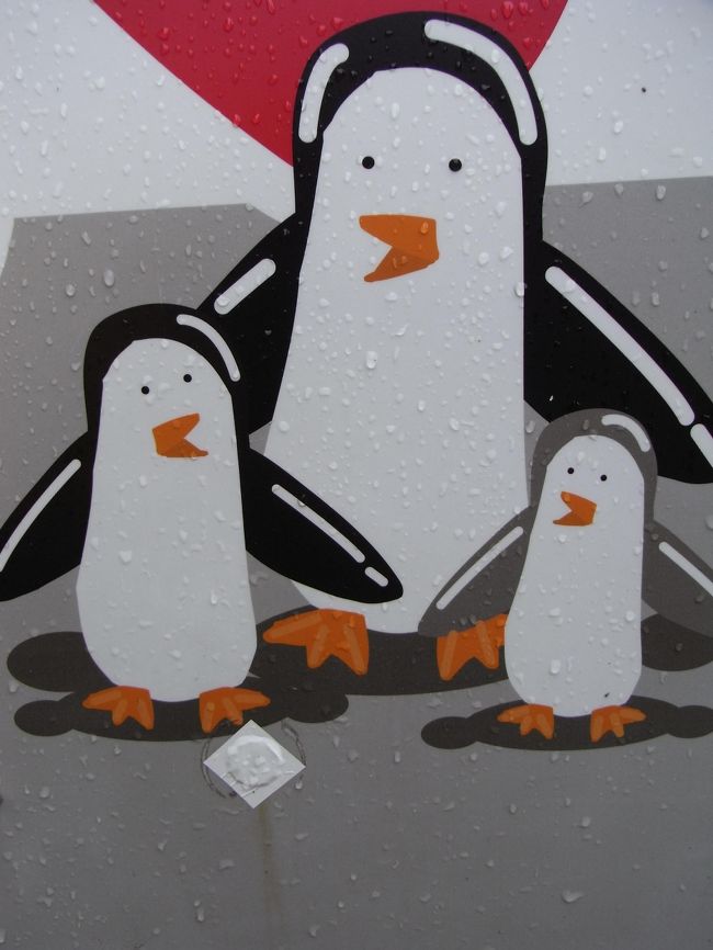 隣の売店の看板を見ればかわいいペンギンさんが。