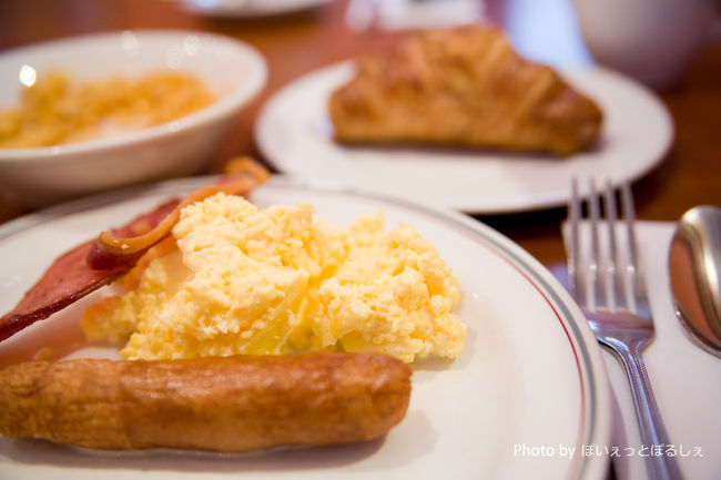 今回の旅行、アイルランド最後のごはん。<br /><br />ダブリンのBLOOMS HOTELでの朝食です。<br /><br />今までの例にもれず、塩辛いソーセージとベーコン。<br /><br />これでしばらく食べられないと思うと、<br /><br />ちょっとさみしいものです。