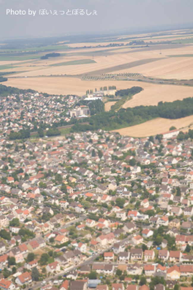 パリ上空にやってきましたっ！<br /><br />郊外は、空から見るとほんとミニチュアのように<br /><br />かわいらしい家々の風景になってます。
