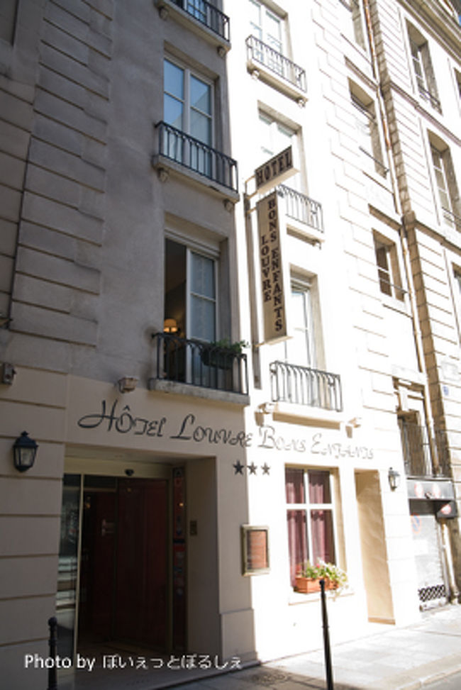 シャルル・ド・ゴールからタクシーで、ホテルへ。<br /><br />フランス語を話すのは久しぶりだったんですが、<br /><br />タクシーの運ちゃんに「上手いね」と言ってもらえて、<br /><br />うれしかったです。<br /><br />やったー！