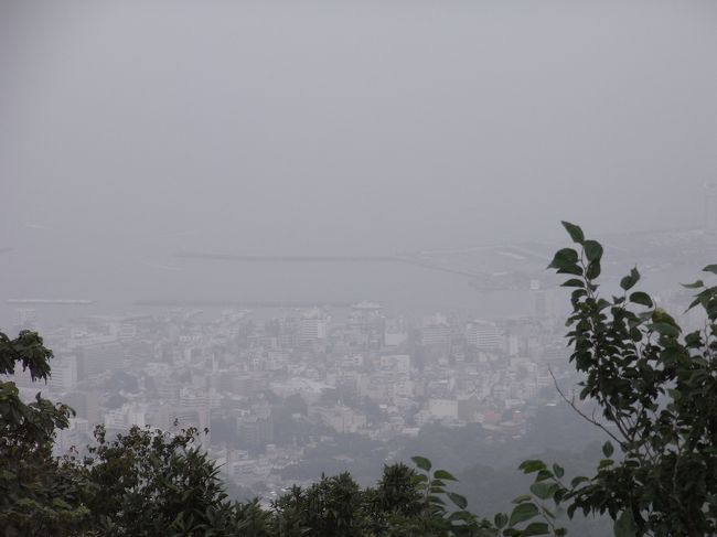 よ〜〜くみればふもとに熱海の町並みがみえる！