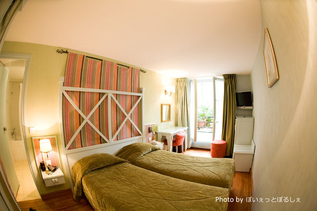 それで、<br />ここはオテル・ルーヴル・ボンザンファンというホテル。<br /><br />旅行会社に「あんまり大きくないホテルで」と言って、<br /><br />予約してもらいました。<br /><br />ルーヴル美術館近くで、<br /><br />メトロのパレ・ロワイヤル駅から徒歩1分と、<br /><br />アクセスも便利です。