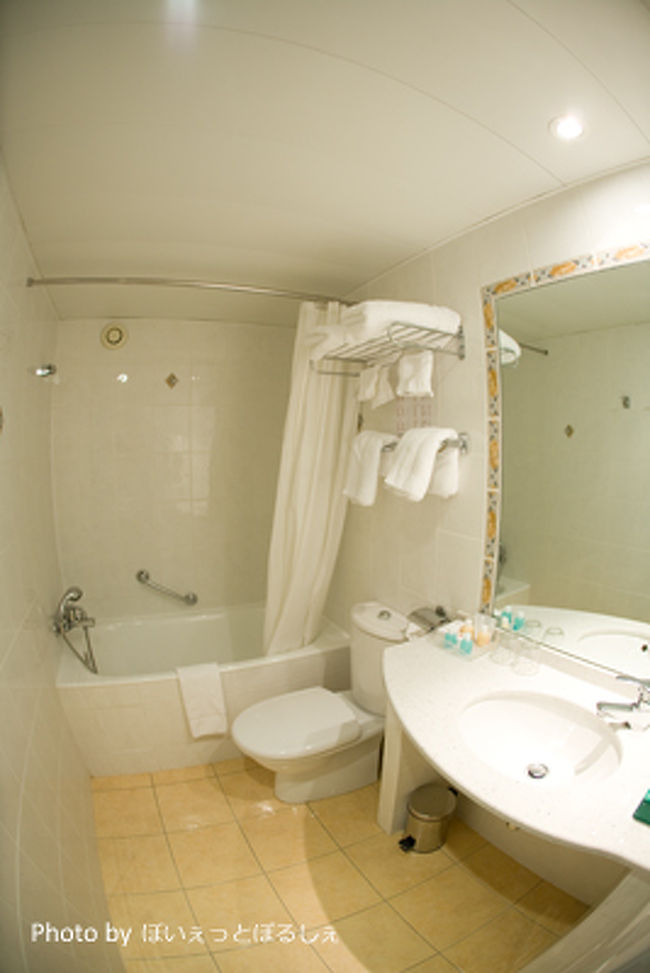 お部屋、バス＆トイレと、<br /><br />広くはないですが、ちゃんと清潔です。