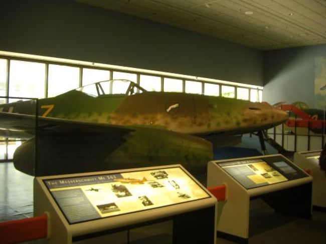 ドイツのメッシャシュミット世界初のJET戦闘機<br /><br />イアー子供に戻ったわ。<br />超楽しいわ。こういう勉強の仕方っていいよね。<br />こういうの見て育ったから今の俺があるのかな