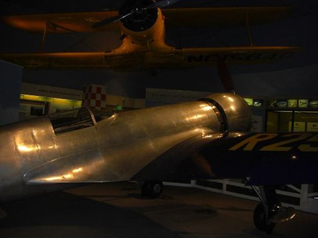 ディカプリオが演じたハワード・ヒューズ設計の飛行機。<br />スピード出す飛行機はかっこいいわ。