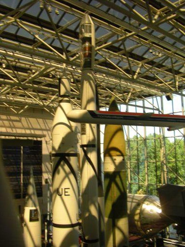 ロケット！<br />手前のがトマホークミサイル。<br /><br />ここにある全てのロケット（USAとUSSR）の原型がドイツがWW?の時開発したV2ロケット。<br />ドイツってすげーなー