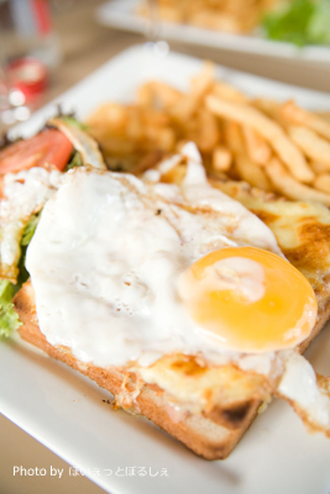 さて、もう15時過ぎなので、遅めのお昼ごはんへ。<br /><br />ルーヴル美術館周辺は、<br /><br />パリでもカフェがけっこう多いところ。<br /><br />ホテルから数十秒で、カフェが並ぶ通りに出ます。<br /><br />ここはCafe Saint Honoreというカフェ。<br /><br />写真はクロック・マダムです。<br /><br />フランスに来るたびに、これか、クロック・ムッシュを<br /><br />食べちゃいます。