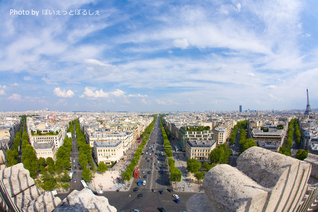 凱旋門、シャルル・ド・ゴール広場からの眺めは、<br /><br />大好きっス。<br /><br />どの通りを見渡しても、パリの街の美しさ・慎ましさが<br /><br />よく分かります。<br /><br />街としての調和を変に乱す建物がないっ！<br /><br />きれいな街ですねー。