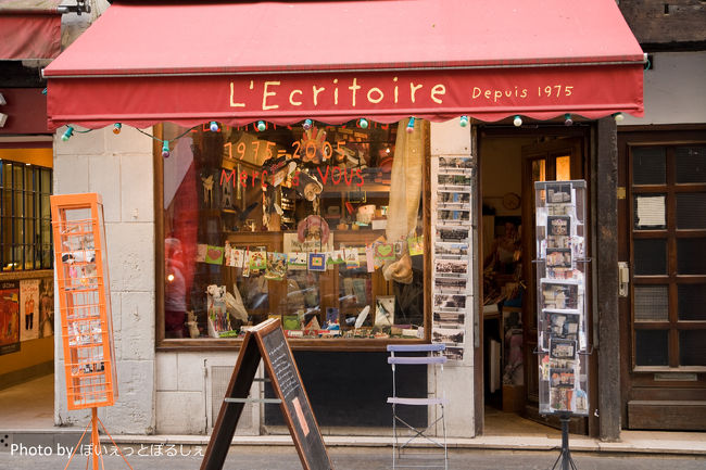 サン・ポール駅からリヴォリ通りを歩いて、<br />（西日がきつかった！）<br /><br />隣のオテル・ド・ヴィル駅まで行ったところにある、<br /><br />レクリトワールという文房具屋さん。<br /><br />いろんな紙を使った、日本じゃ買えないような<br /><br />封筒・ノート・便箋なんかがあります。