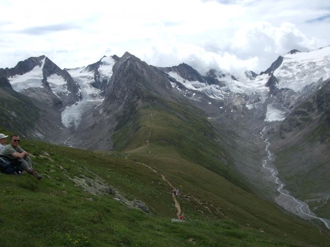 氷河方面へのハイキングルートもくっきり見えます