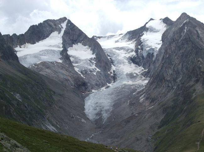 しばらくは、氷河を眺めながら下っていきます。