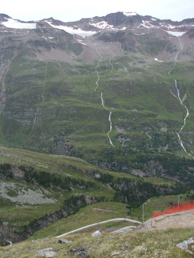 この辺りから、急な下り<br /><br />トレッキングシューズでも滑りそう