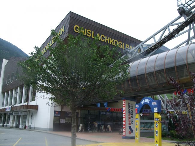 途中のゴンドラ乗り場<br /><br />朝来るとき、ここで降りる人も結構いました。