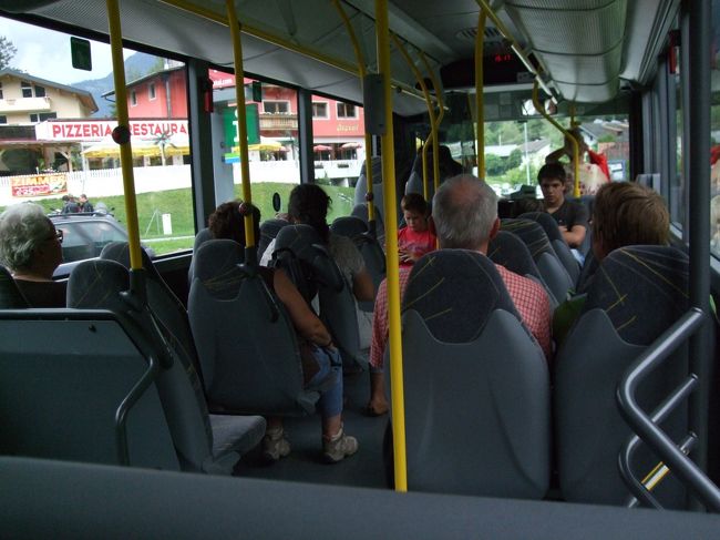 帰りのポストバス内<br /><br />来る時の観光バスタイプではなかった<br /><br />谷に沿う村々での乗り降りが多かったです。<br /><br />