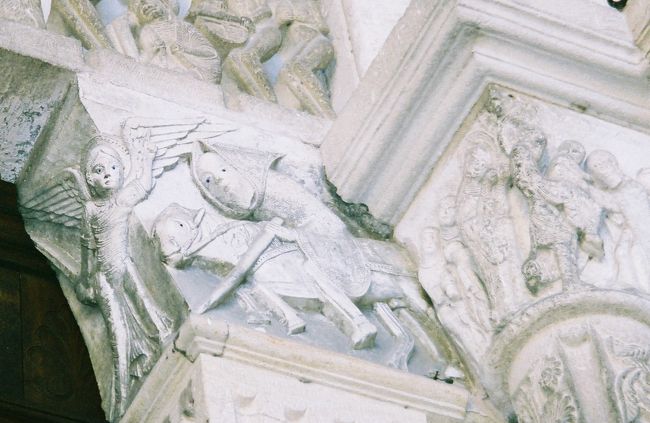 かわいーい！　聖堂の柱頭彫刻。<br />