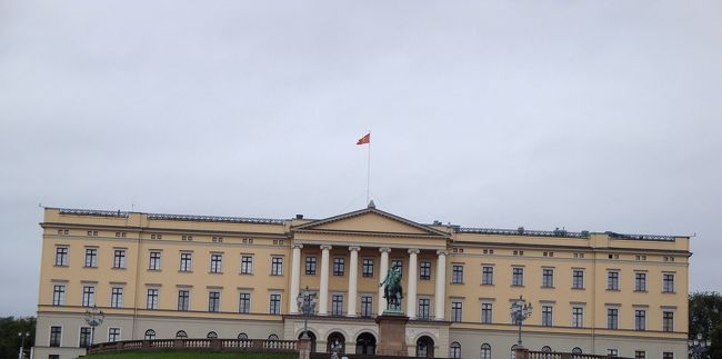 ノルウェーの王宮。駅から伸びるメインストリート、カールヨハン通りを抜けてたどり着きました。ちなみに内部の見学は予約制。ネットでも予約できますが、引き換え期間がよくわからなかったため、到着翌日の月曜日に郵便局でチケットを入手。直前でしたが、購入できました。内部では素晴らしい絵や装飾が見られます。一番印象的だったのが、とあるウェイティングルーム。まるで自然の中にいるような、木や鳥の描かれた壁紙。待っている間退屈させないようにとの配慮なのだとか。<br />ちなみに少し長細くなってしまっているのは、写りこんでしまった人の部分を切り取って編集したためです。