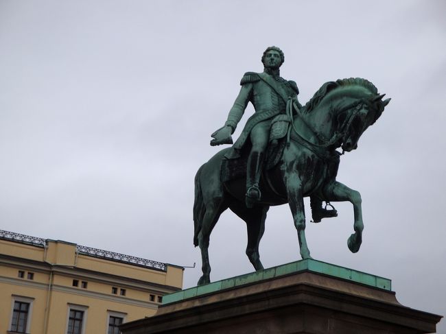 王宮前の像の拡大版です。王宮を建設したカールヨハン14世だそう。