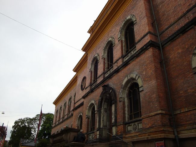 ちょっと変な角度になっていますが、このあと国立美術館へ行きました。ここにはノルウェーの有名な画家、ムンクの「叫び」の一枚が。国立美術館、というには規模が小さいけれど、ムンクをはじめ、モネの作品なども。ちなみに荷物はすべてロッカーに入れなければ中には入れてもらえません。心配なので、財布とパスポートのみエコバックに入れて入ろうとしましたが、見事NGでした（＞＜）