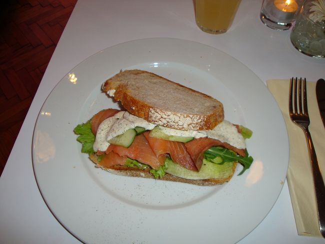 ノルウェーと言えば、やっぱサーモンでしょう！ということで、上の国立博物館のカフェでランチ。シーザーサラダドレッシングのようなものがかかってて、結構美味しかった（＾＿＾）