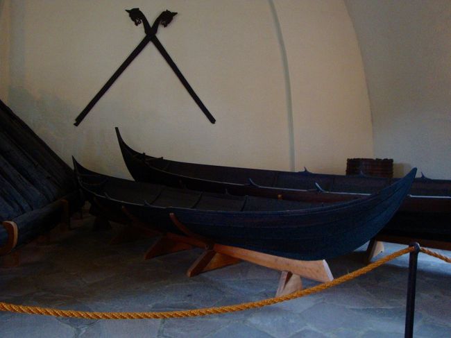 ビイグドイ地区にはいくつか博物館があります。<br />ちょっと暗めだったため、あまりよく撮れていませんがヴァイキング博物館内で取った写真。ヴァイキング時代の船がたくさん展示してあり、ちょっと高い位置からも見れるような構造になっています。