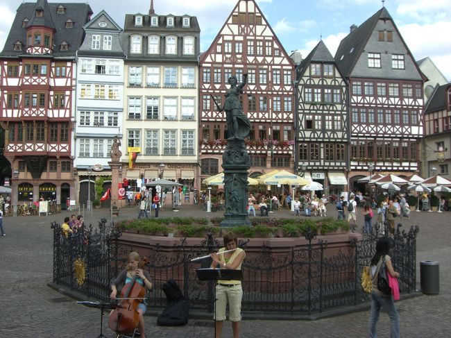 レーマー広場。土曜の昼下がり。女性二人が奏でるフルートとチェロの音色が心地よく広場に響いてました。<br />