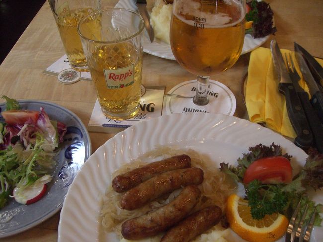 定番のソーセージにマッシュポテトとザワークラフト添え。リンゴ酒とビール。<br /><br />絵に描いたようなフランクフルトメニュー。ソーセージのお味は・・・う〜ん、なんとも・・・。私はシャウエッセン？の方が好きかも。<br /><br />「リンゴ酒は美味しいか？」と店員が尋ねる。「美味しいよ」と答えると、その店員はイタズラっぽく笑って「本当か？私はそうは思わんがなあ」と言われてしまった。名物に旨いもの無し？ガイドブックに乗っているほどには地元の人は飲んでいないのかも？<br /><br />予備知識ほどには酸っぱ過ぎることはなく、リンゴ酢とか黒酢ドリンクもどきの味。ただ何となく味がボケているというか、ハッキリしない中途半端な味。<br /><br />しかし、こやつ、飲んだ瞬間はほとんどアルコールを感じないのですが、しばらくすると酒であることがジンワリと分かってくる曲者（くせもの）。まぁ、確かにガブ飲みしたくなるような飲み物でもありませんので、さほど心配も要りませんが。<br />