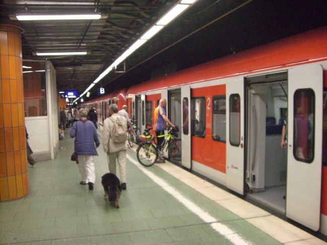 地下鉄のホーム。犬もいます。自転車もアリです。<br /><br />自転車道がとても整備されていたり、車両によっては電車への持ち込みも許されているヨーロッパ。日本もこういう風であってほしいものです。<br /><br /><br />先は長い。旅はポルトガルへ続く。<br />