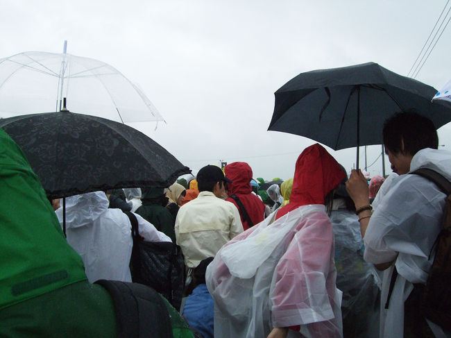 会場に到着してからの写真ですが…、<br /><br />いきなり雨の中、延々と待たされます。<br /><br />この待ち時間（最終的に約90分）はありえん！！<br /><br />入場ゲートのスタッフの人員も少ないし、要領も悪い。<br /><br />そして「お待たせしました！」の一言もなし。<br /><br />この運営はどーかと思いますよー。