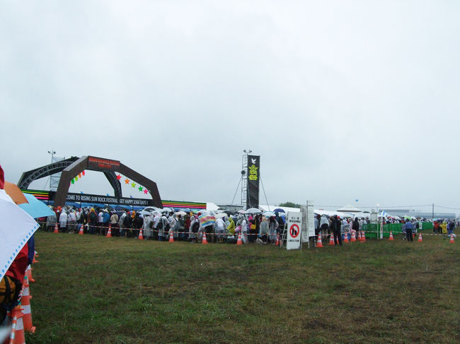 我々が並んでたのはJTBツアー用の列ですが、<br /><br />反対側では一般のお客さんの長蛇の列が…。<br /><br />どうやって申し込んでも待たされるのね…。