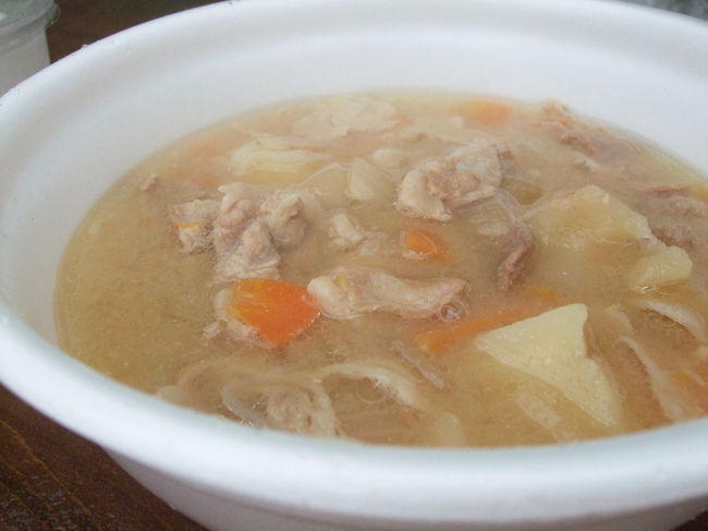 会場入りしたのが13:20。<br /><br />アクトは15:00〜なので、まずはご飯を物色。<br /><br />最初に食べたのが、ホクレンの『豚汁』(￥300)！<br /><br />ホクレンの屋台は、HEAVEN'S RESTAURANTにあります。<br /><br />豚もじゃがいもも美味しかったし、温まりました♪<br /><br />お気に入り度：★★★<br /><br />同じくホクレンで『ミルクプリン』(￥250)も。<br /><br />これはミルクの味がちゃんとして、北海道ならでは感が。<br /><br />お気に入り度：★★★★