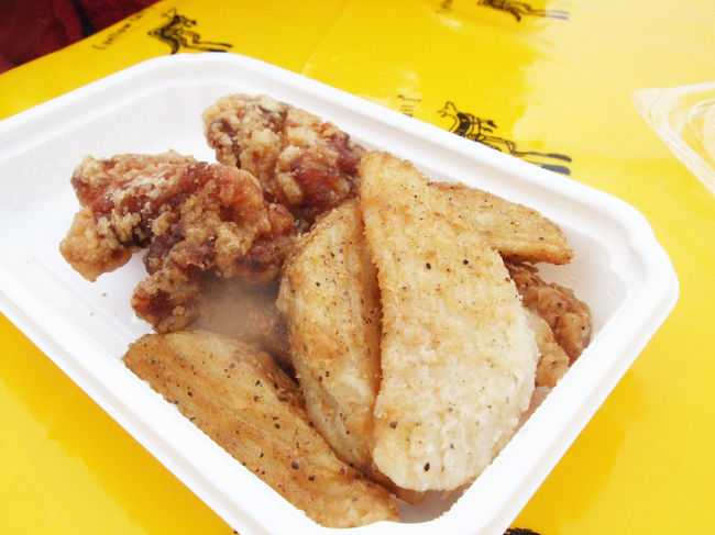 さらにホクレンの横の屋台で、<br /><br />『チキン＆チップス』(￥400)を。<br /><br />まあ、唐揚げとポテトフライです。<br /><br />特に唐揚げがなかなかジューシーでした。<br /><br />お気に入り度：★★★