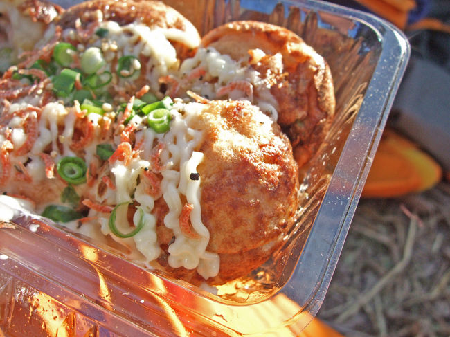 これからは、一日目の夜ごはん。<br /><br />夜ごはんは、すべてSOUND RESTAURANTで買いました。<br /><br />これはたこやきパンチの『北海塩たこやき』(￥500)。<br /><br />評判通り、これも美味しいっ！<br /><br />ただ、合計2回食べたんですが、<br /><br />塩のかかり具合にちょっとばらつきがありました。<br /><br />お気に入り度：★★★★<br /><br />同じところで『ニセコじゃがチーズ』(￥300)も。<br /><br />こっちはちょっとチーズの味(風味)が薄いかな…。<br /><br />お気に入り度：★★