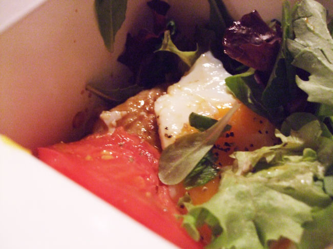 お次は、NUTS deliの『ハワイアンロコモコ丼』(￥800)。<br /><br />写真が分かりにくくてすいませんが、<br /><br />紙の箱に入っています。<br /><br />こういうところのロコモコ丼は、<br /><br />個人の好みに合う・合わないがありますが、<br /><br />これは味・ハンバーグともに気に入りました♪<br /><br />お気に入り度：★★★★