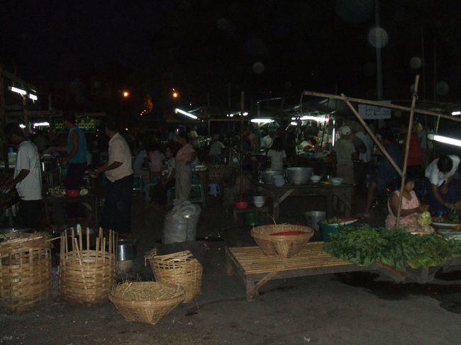 暗くて分かりにくいですが、日が暮れて店も多くなり客も増えてきました。