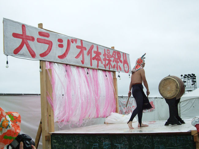 おそらく誰もが気になったであろう、<br /><br />MERCURY ROADのまつりたろうさん。<br /><br />二日目、喉を枯らしながらも声を出す彼の姿は、<br /><br />ちょっと神々しくもありました。