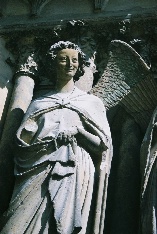 入口の彫刻「微笑みの天使」。<br />