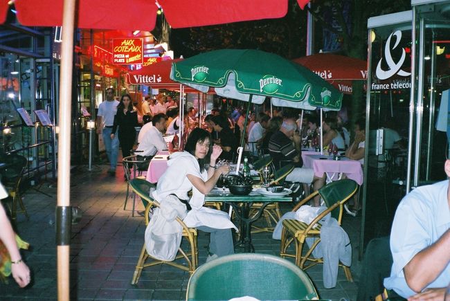 夜はアムール貝にシャンパン。（ここシャンパーニュ地方で生まれたので、シャンパンという名。）<br />