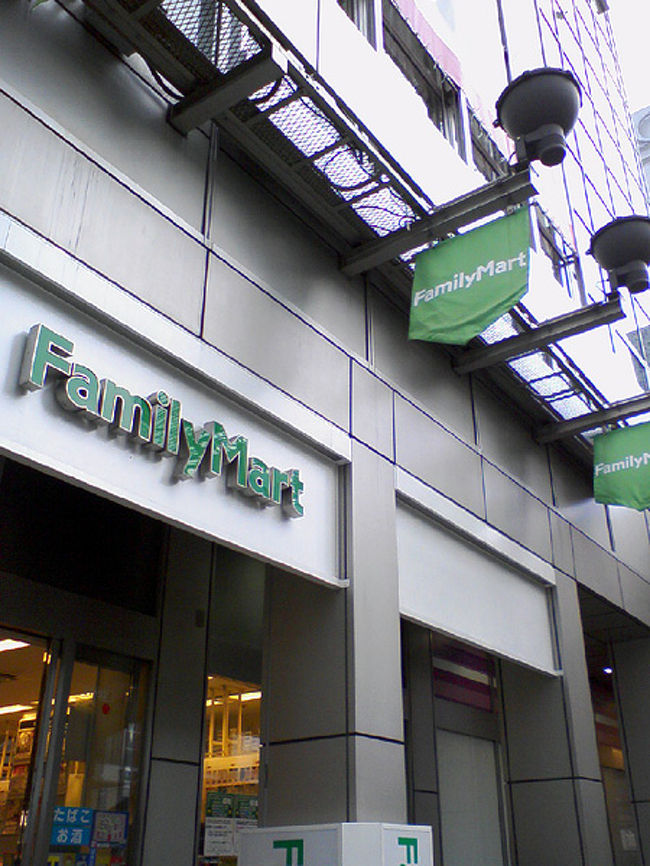 駅前のファミリーマート。<br /><br />景観重視バージョンでしょうか。<br /><br />京都もこんな感じのあったなぁ。<br /><br />とりあえずホテルに荷物を預け、牛タンを食べに街中へ。